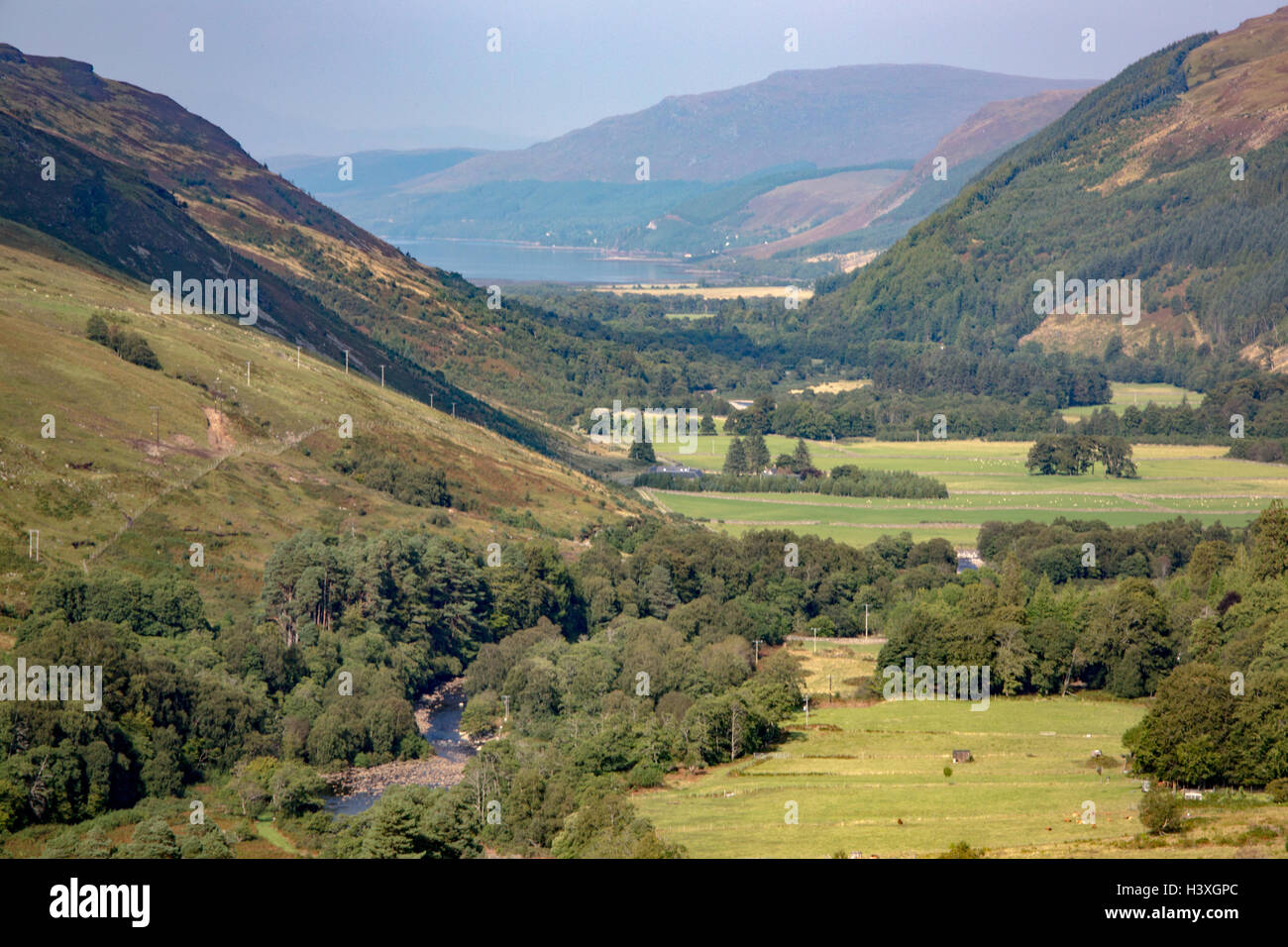 Guardando lungo la gola di Corrieshalloch verso Lochbroom e Ullapool, Wester Ross, Scozia Foto Stock