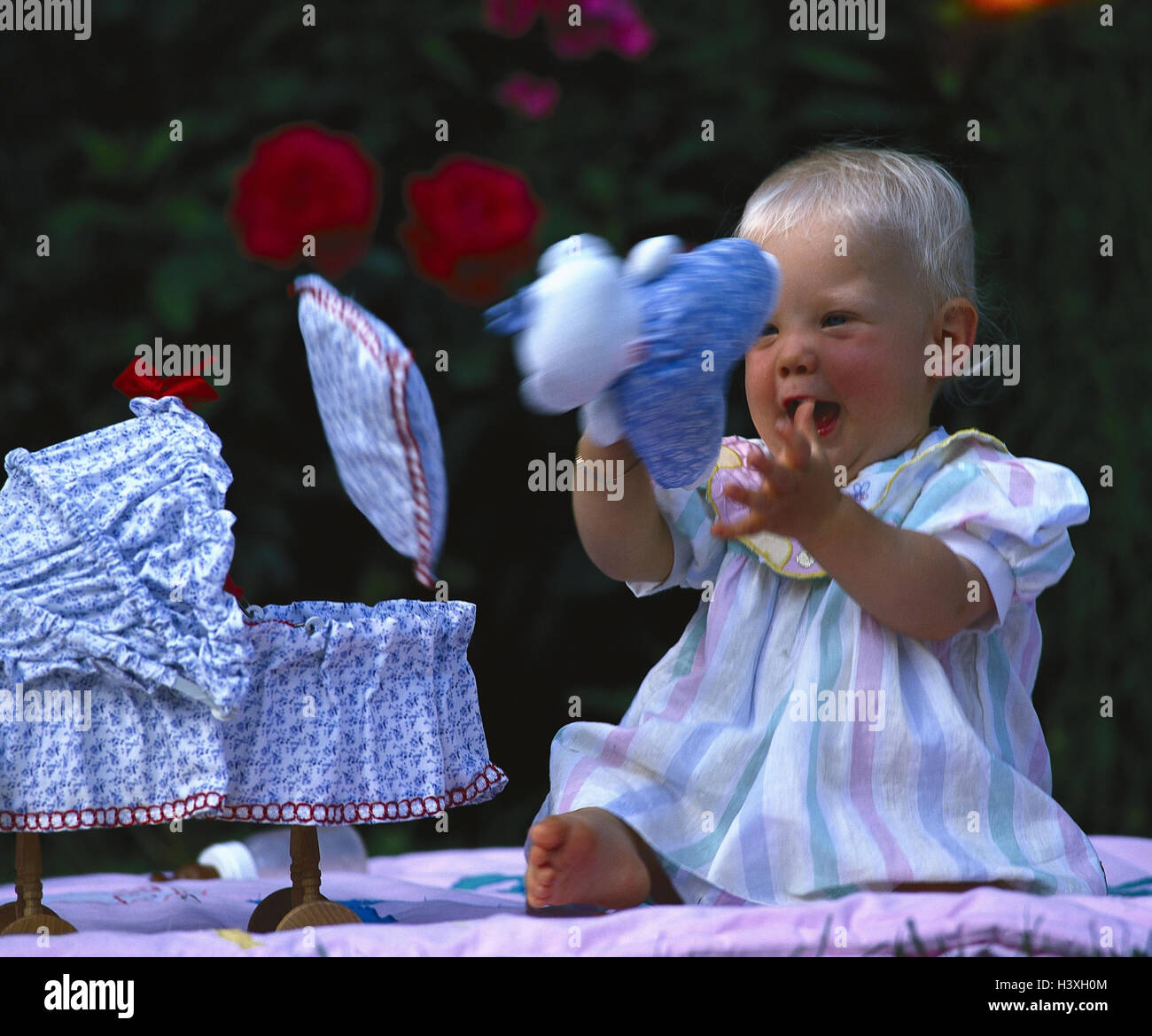 Infantile, carrozzina, soft animale, gesto, gioia, esterno, ragazze, bambino, baby, play, occupano, felice, fuso, angolo di bambola, Teddy bear, en, ridere, giocattoli giocattoli per neonati interesse, attenzione, divertente Foto Stock