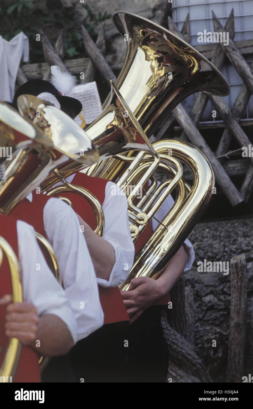 In Germania, in Baviera, Chiemgau, costume nazionale band, dettaglio, uomini, musicisti, musicisti, band, musica per strumenti in ottone, stagno musica per strumenti in ottone, musica, vestiti, tradizione, tradizionalmente, costume nazionale, in Baviera, ventola del gruppo, tuba, Foto Stock