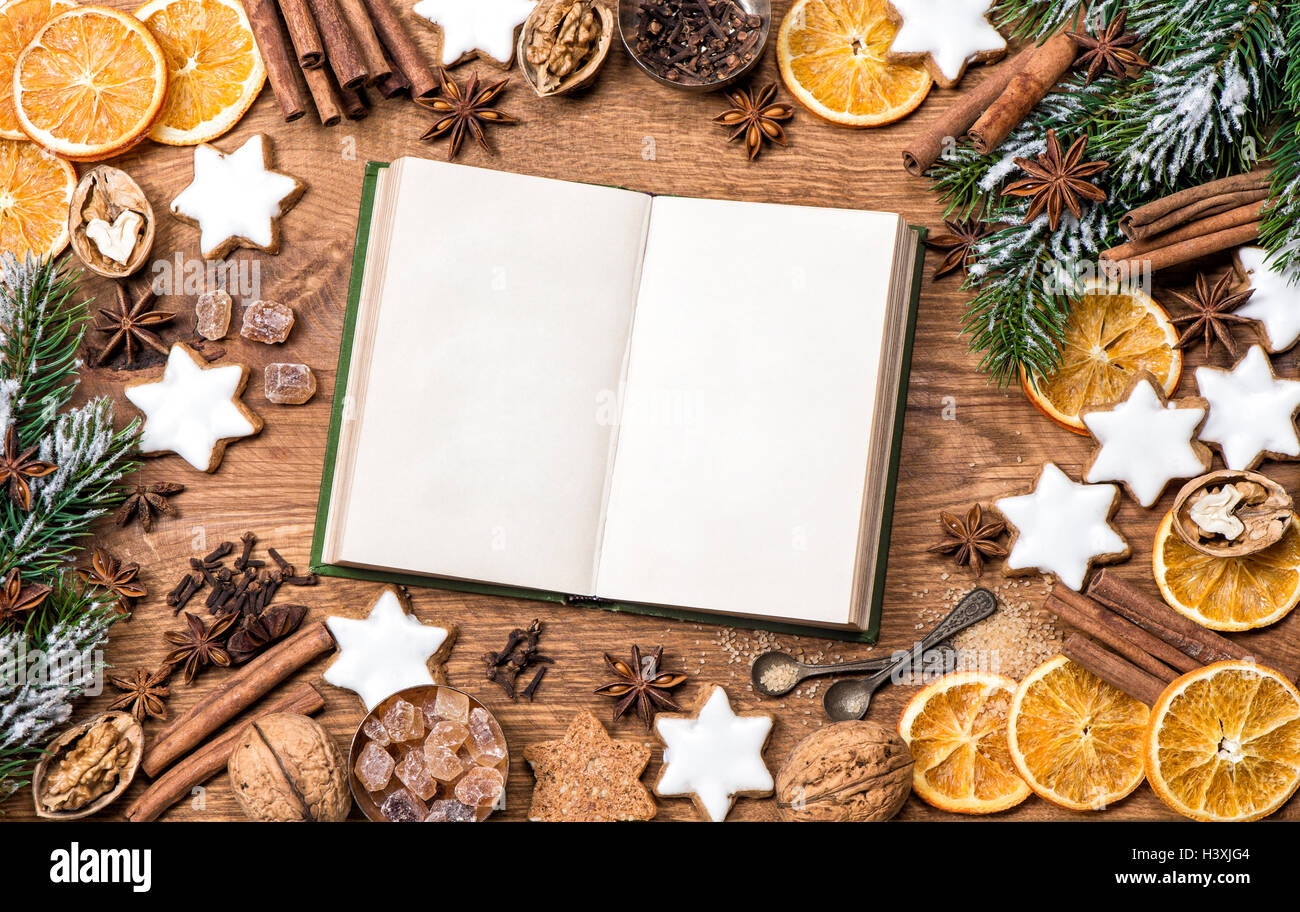 Biscotti di Natale, spezie e libro di ricette. Sfondo di cibo. In stile vintage foto Foto Stock