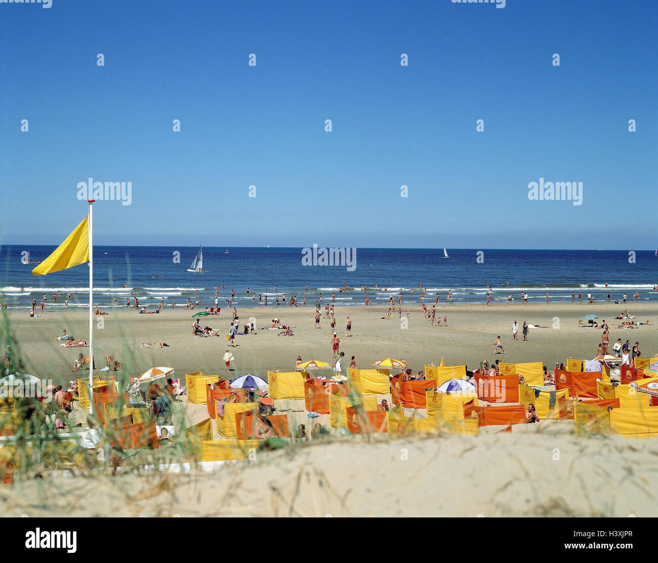 I Paesi Bassi, Südholland, Noordwijk, spiaggia vista, Europa occidentale, Europa, Nederland, Koninkrijk il Nederlanden, il Benelux, la spiaggia di sabbia, mare, vacanza, vacanziere, turistiche, sedie a sdraio, bagnanti Foto Stock
