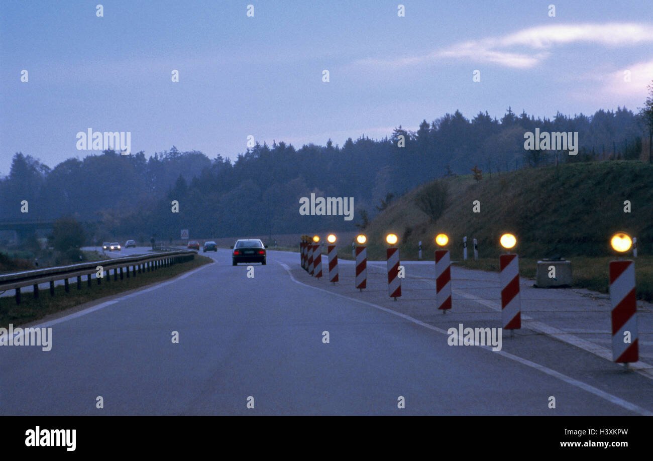 Autostrada, traffico, traccia il passaggio di parzializzazione, le luci di avvertimento pericolo, crepuscolo, traffico, auto Foto Stock