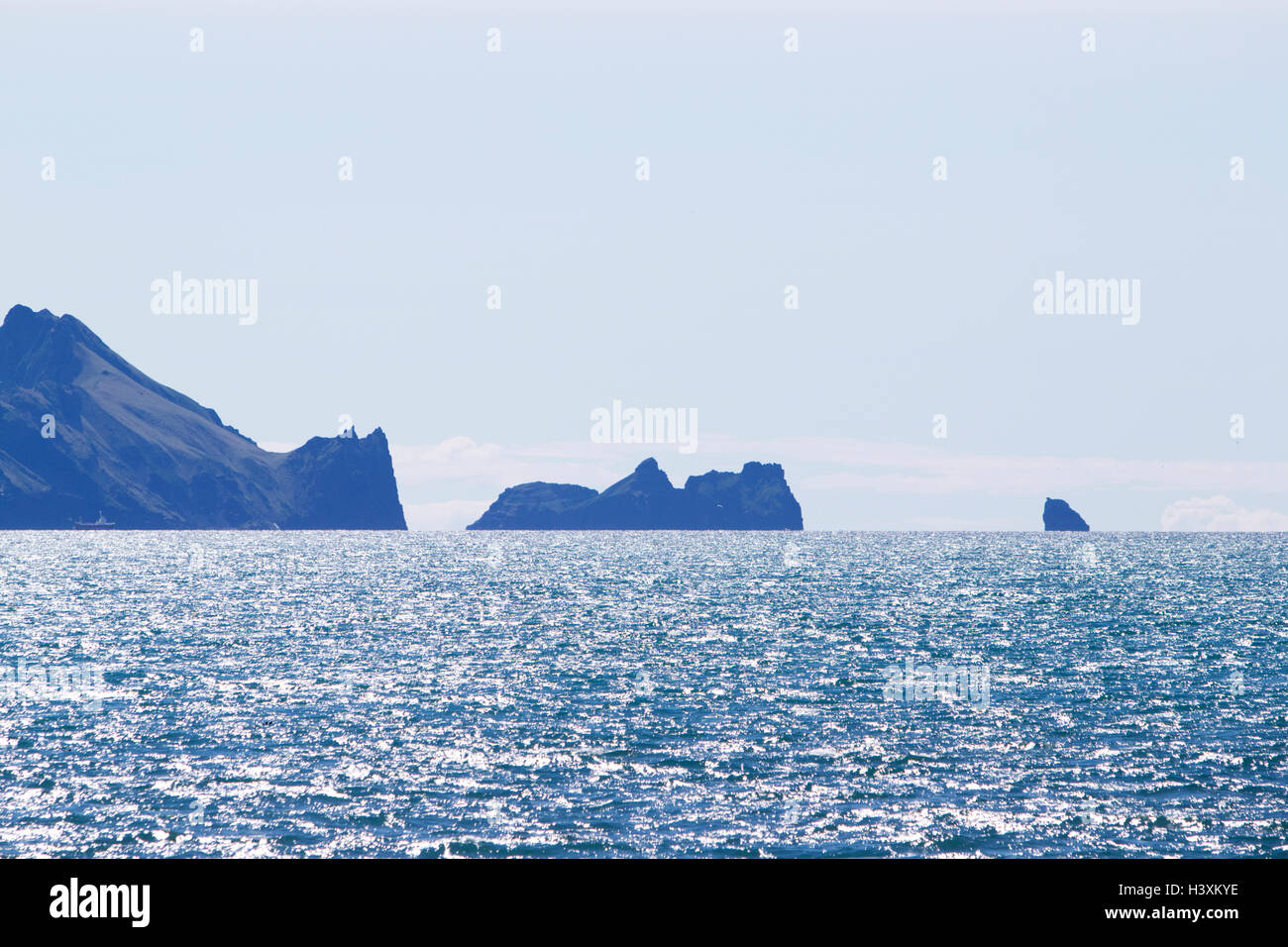 Heimaey e isole smaeyjar parte delle isole westman vestmannaeyjar Islanda come si vede dalla terraferma Foto Stock