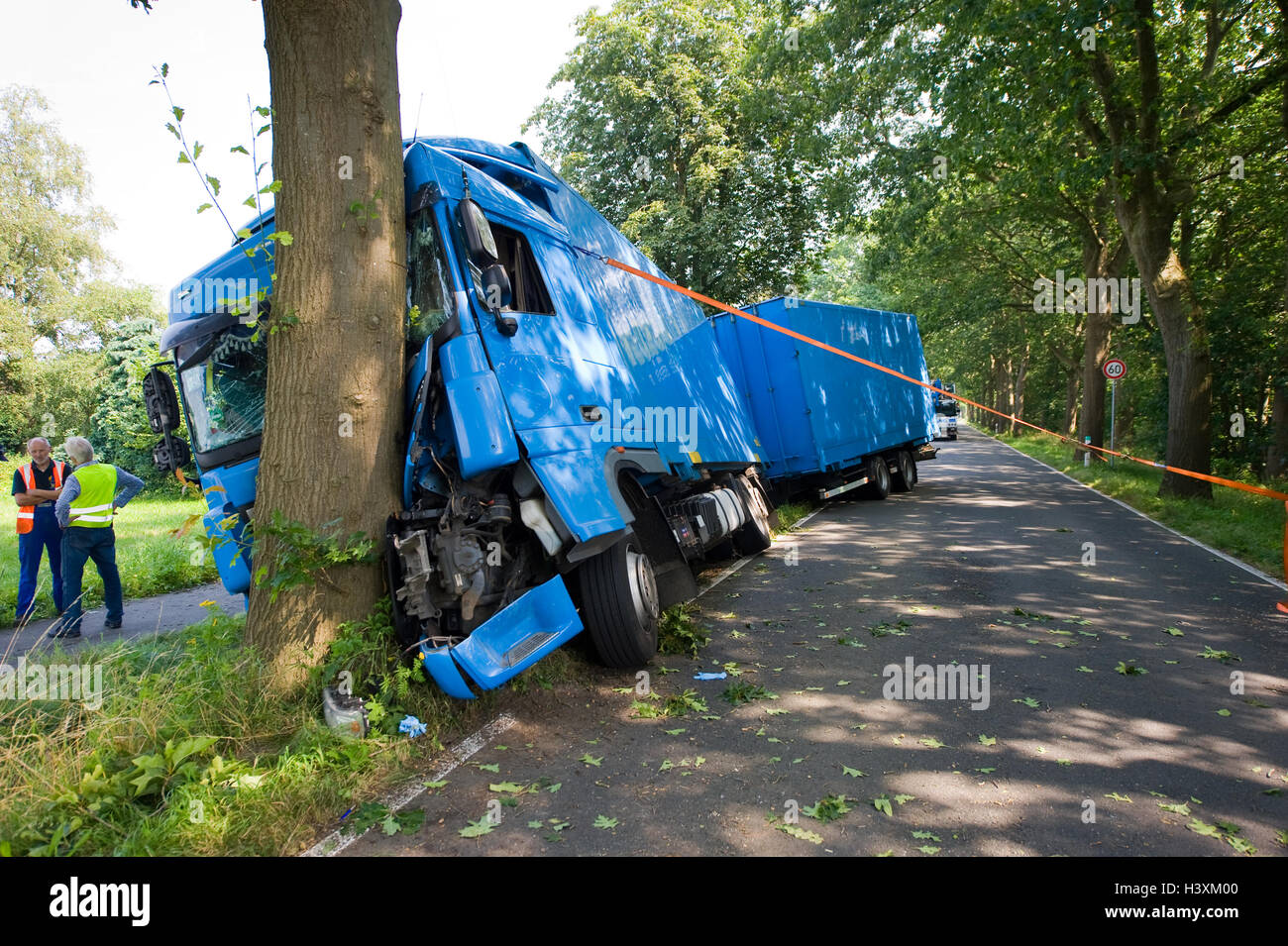 VREDEN, Germania - 21 luglio 2016: un camion si è schiantato contro un albero su una piccola strada al di fuori della citta'. Foto Stock