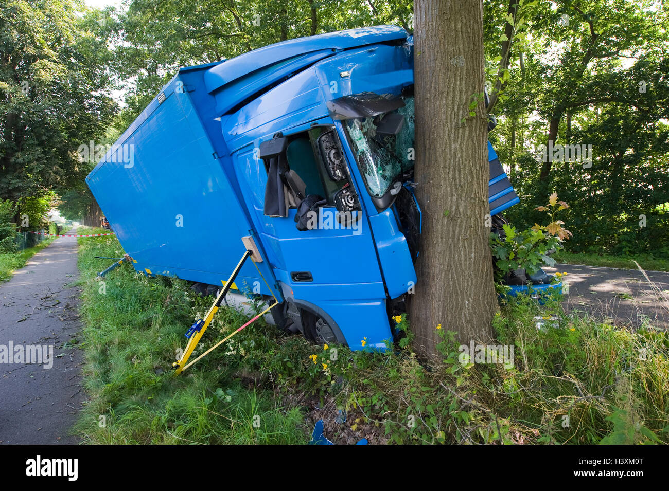 Un camion si è schiantato contro un albero su una piccola strada al di fuori della citta'. Foto Stock