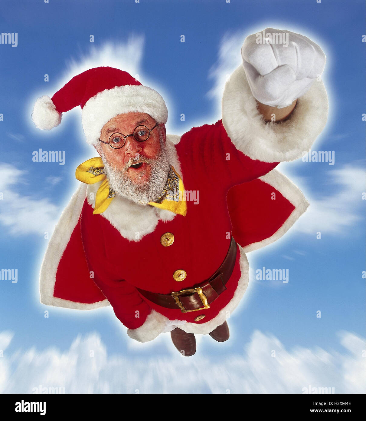 Santa Claus, volare, gesto, 'superman', cielo nuvoloso, X-mas, Natale, Nicholas, bicchieri, superman, gesto, cielo, studio, composizione X MAS cartella, Foto Stock