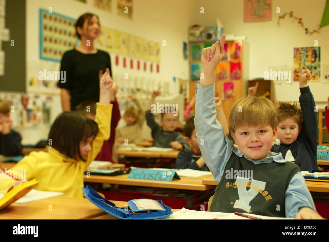 Aule, lezioni, scolaro, indicare, insegnante, solo per utilizzo positivo, scuola, classe, banco di scuola, scolari, bambini, scuola bambini 7 - 10 anni, donna, professione, informare, cooperazione, mano figura, annunciare, attenzione, interesse, della conoscenza, dell'informazione, insegnamento post, istruzione, istruzione scolastica, studio di Pisa Foto Stock