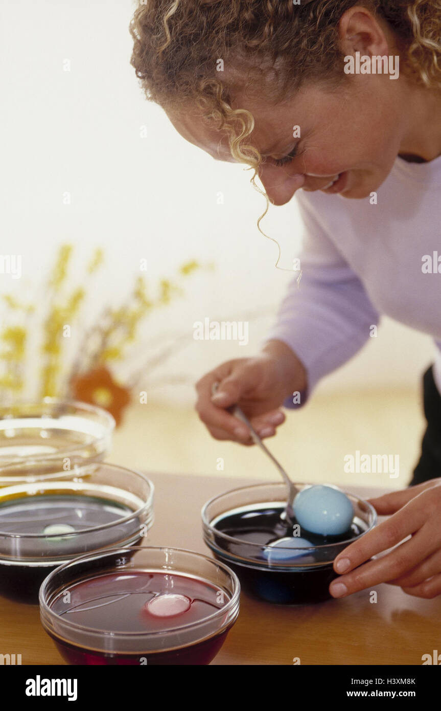 Pasqua, donna, uova, coloranti festa di Pasqua, tempo di Pasqua, le uova di Pasqua, colori luminosi e vivaci, colori di uovo, tradizioni, tradizione, le tradizioni pasquali Foto Stock