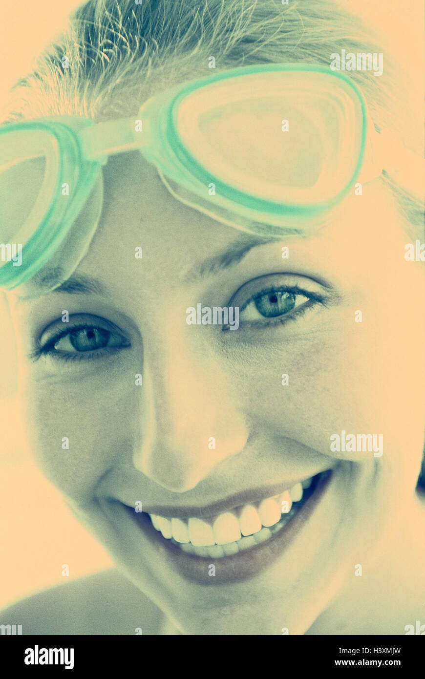 Donna, giovane, occhiali da nuoto, ridere, modello rilasciato, sportive rende sconosciuti, sport, sport d'acqua, nuoto, nuotare, tempo libero, hobby, subacqueo bicchieri, espressione felice, gioia, umore, positivamente, molto vicino, gecrosst Foto Stock