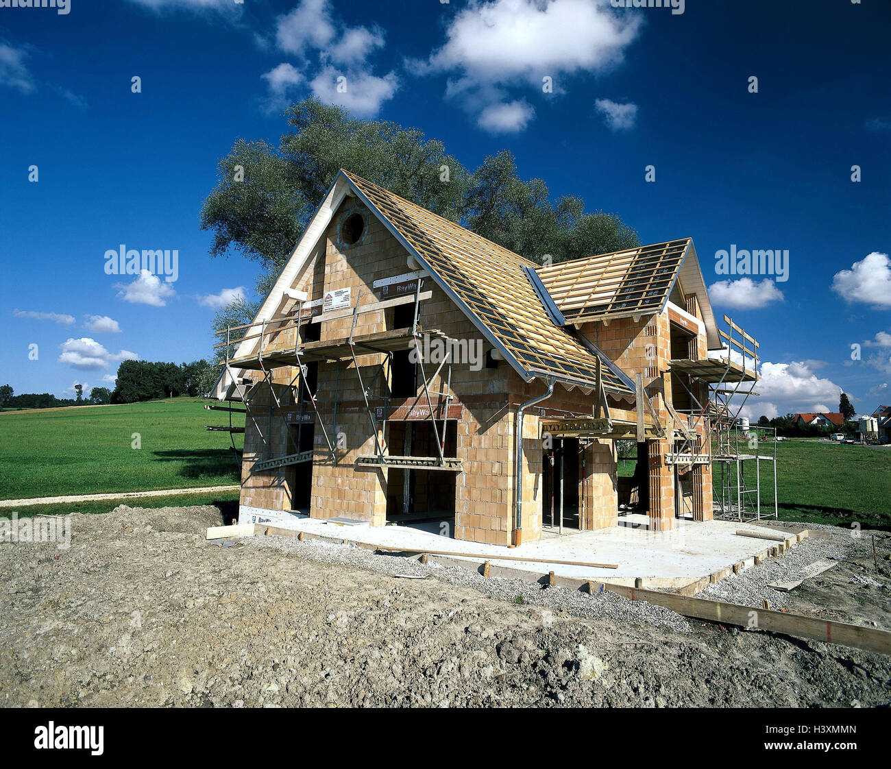 In Germania, in Baviera, la costruzione di una casa, casa residenziale, shell, Svevo, Costruzione, costruzione di beni immobili residenziali propri, home, immobiliare, casa unifamiliare, house, uomini al lavoro, edificio di nuova costruzione, Dachlattung, nuova area di costruzione, ambiente tranquillamente, Mead Foto Stock