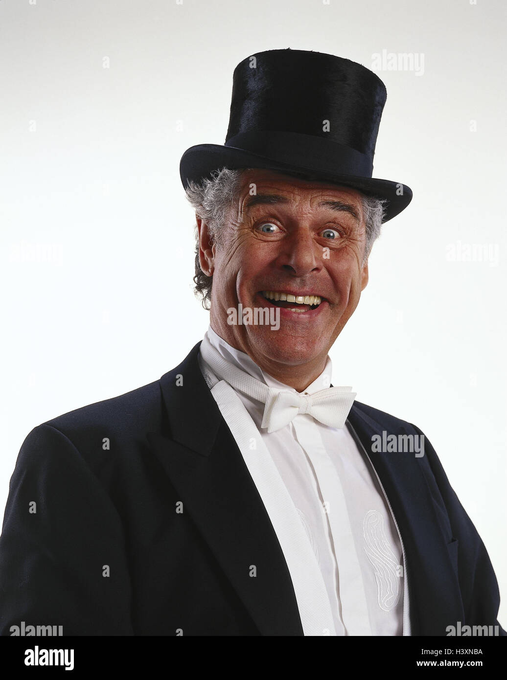 L'uomo, code, cilindro, gli aggrada, ritratto, senior, tuta, volare, copricapo, top hat, sera guardaroba, elegantemente, festively, gioco del viso, sorriso, felice, la trasmissione via IR, entusiasmo e gioia, allegria, stato d'animo positivo, studio, tagliate, Foto Stock