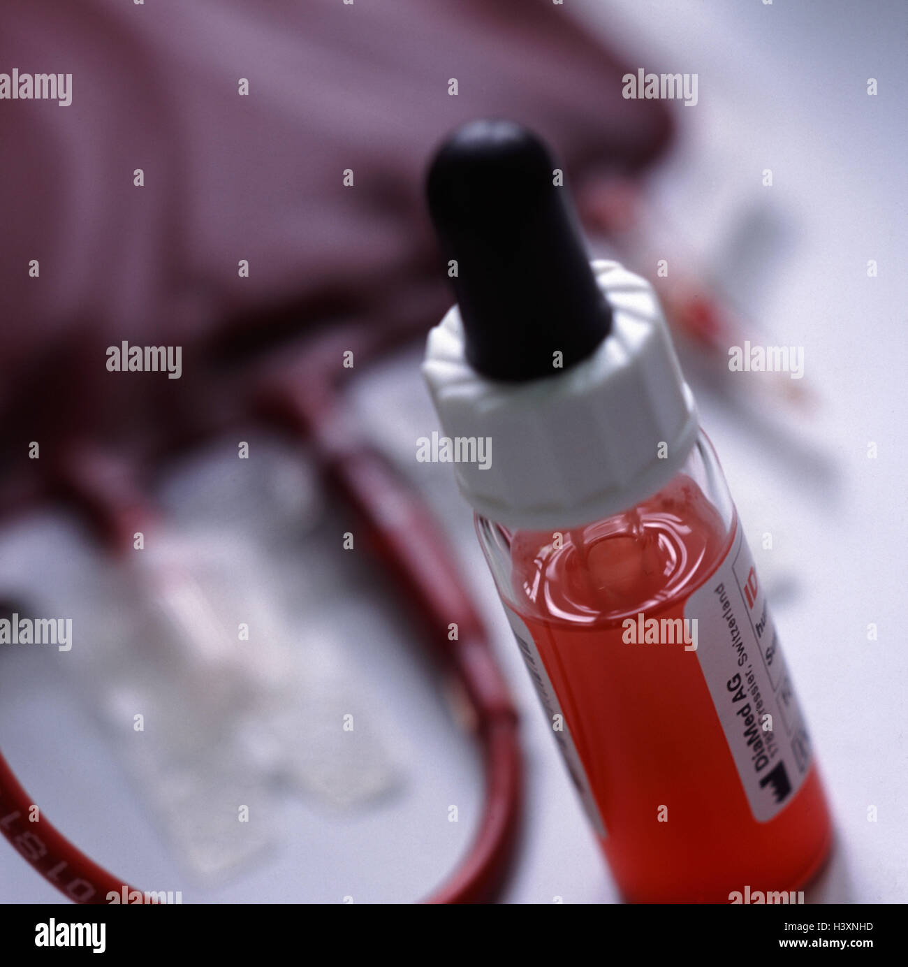 Reagente di sangue, memorizzati nell'unità di sangue, dettaglio, sangue, banca del sangue, la donazione di sangue, medicina, esame, ricerca, analisi del sangue, di guarigione, di salvataggio e di soccorso di vita, del reagente reagente, reagente di sangue, la fotografia del prodotto, still life, close up Foto Stock