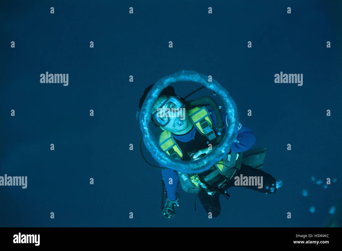 Unterwaseraufnahme, subacquei, bolla d'aria, circolarmente dal di sopra, tempo libero, sport, hobby, immersioni scuba diver, subacqueo amatoriale, respirazione, sotto l'acqua, ossigeno, aria, cerchio, intorno, respirare Foto Stock