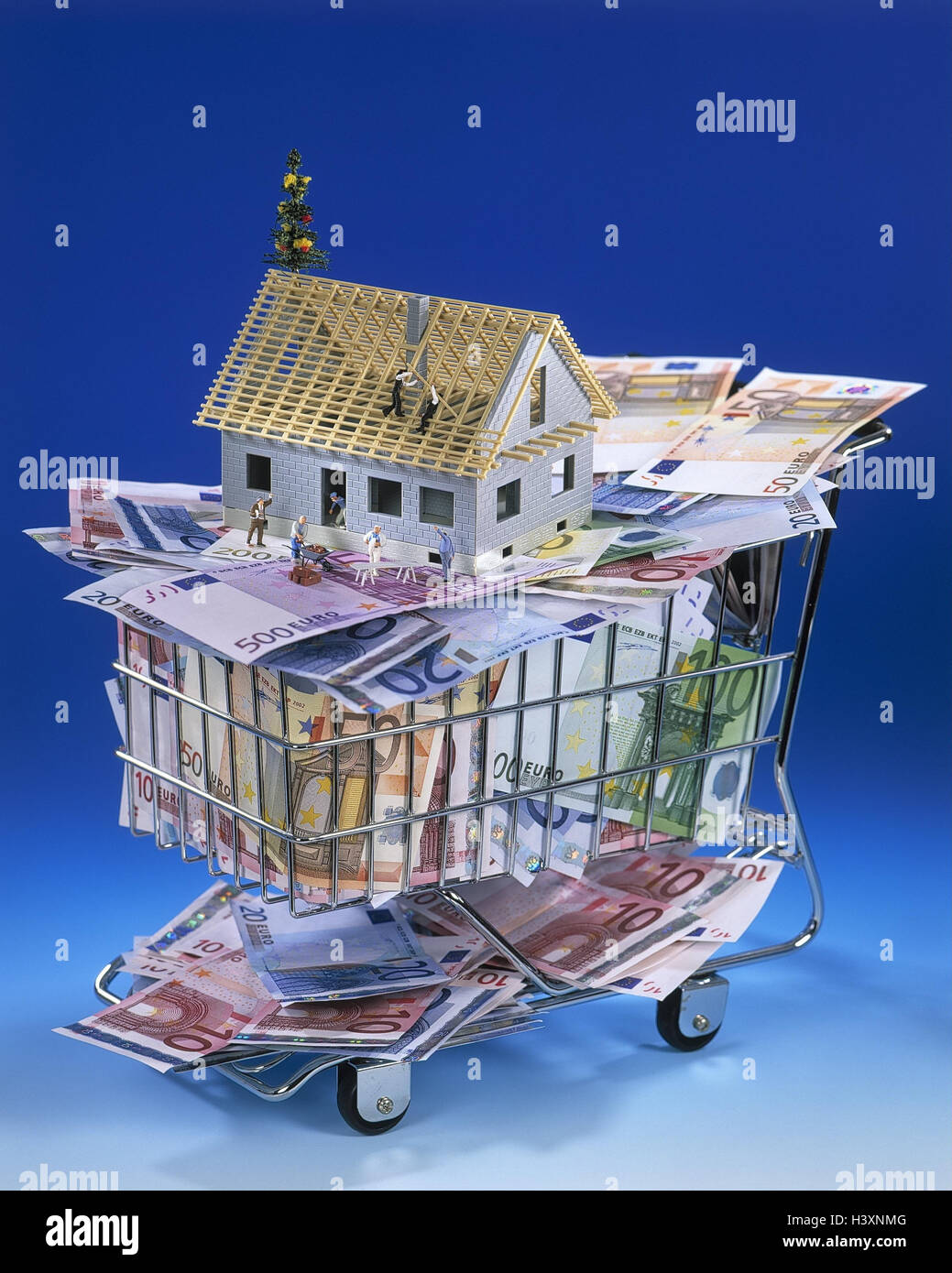 Icona, costruzione di una casa, finanziamento, banconote, euro, carrello, still life, la fotografia del prodotto, banconote, denaro contante, valuta unità monetaria, moneta unica, i mezzi di pagamento, europeo, l'UE, investimenti immobiliari, modello di casa, finanza, house Foto Stock