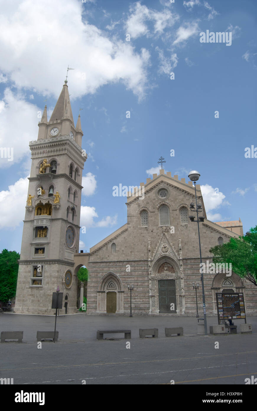 Duomo di Messina in Sicilia con il famoso campanile Foto Stock