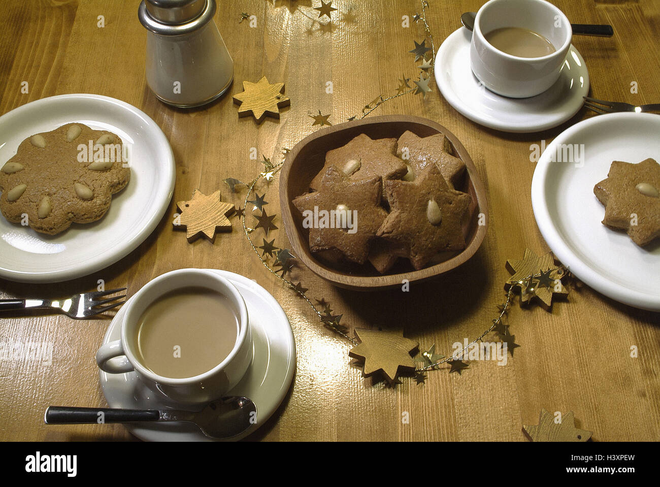 Tabella, coperta, Natale, biscotti, biscotto, gingerbreads, decorazione, coperchio, tazze di tè, teacups, servizi da tè, zucchero, caster, stelle, configurazione tabletop Foto Stock