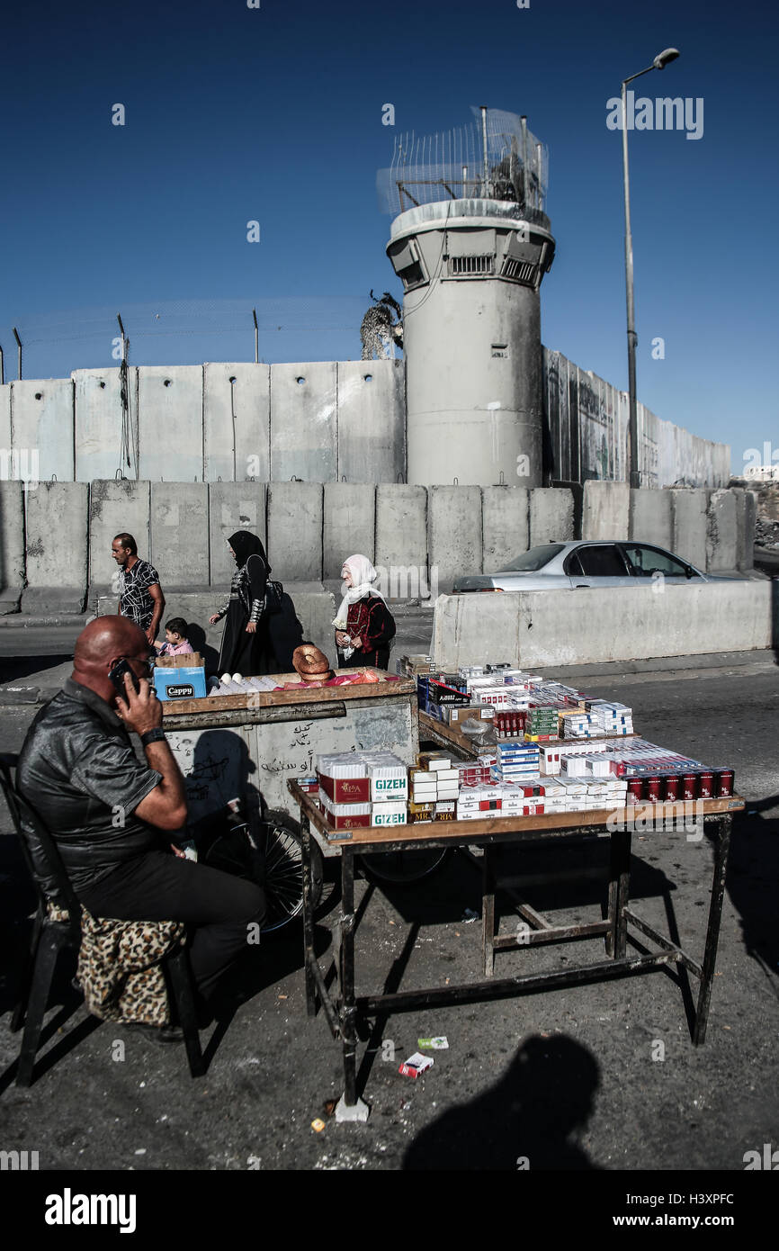 Una vista del Qalandiya check point nella parete di separazione in Cisgiordania della Palestina. Da una serie di foto commissione Foto Stock