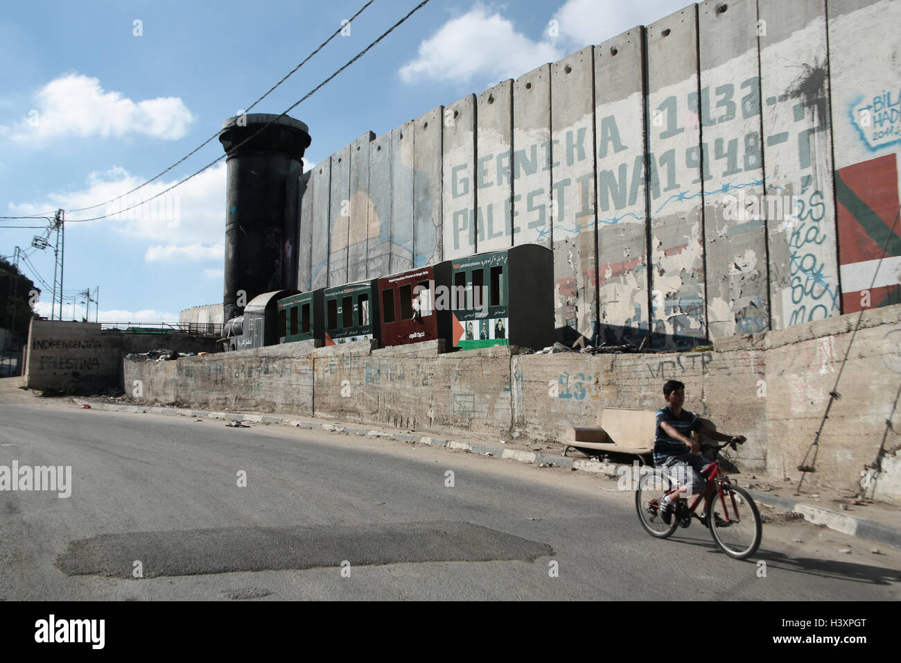 Viste del muro di separazione vicino all Aida Refugee Camp di Betlemme. Foto Stock