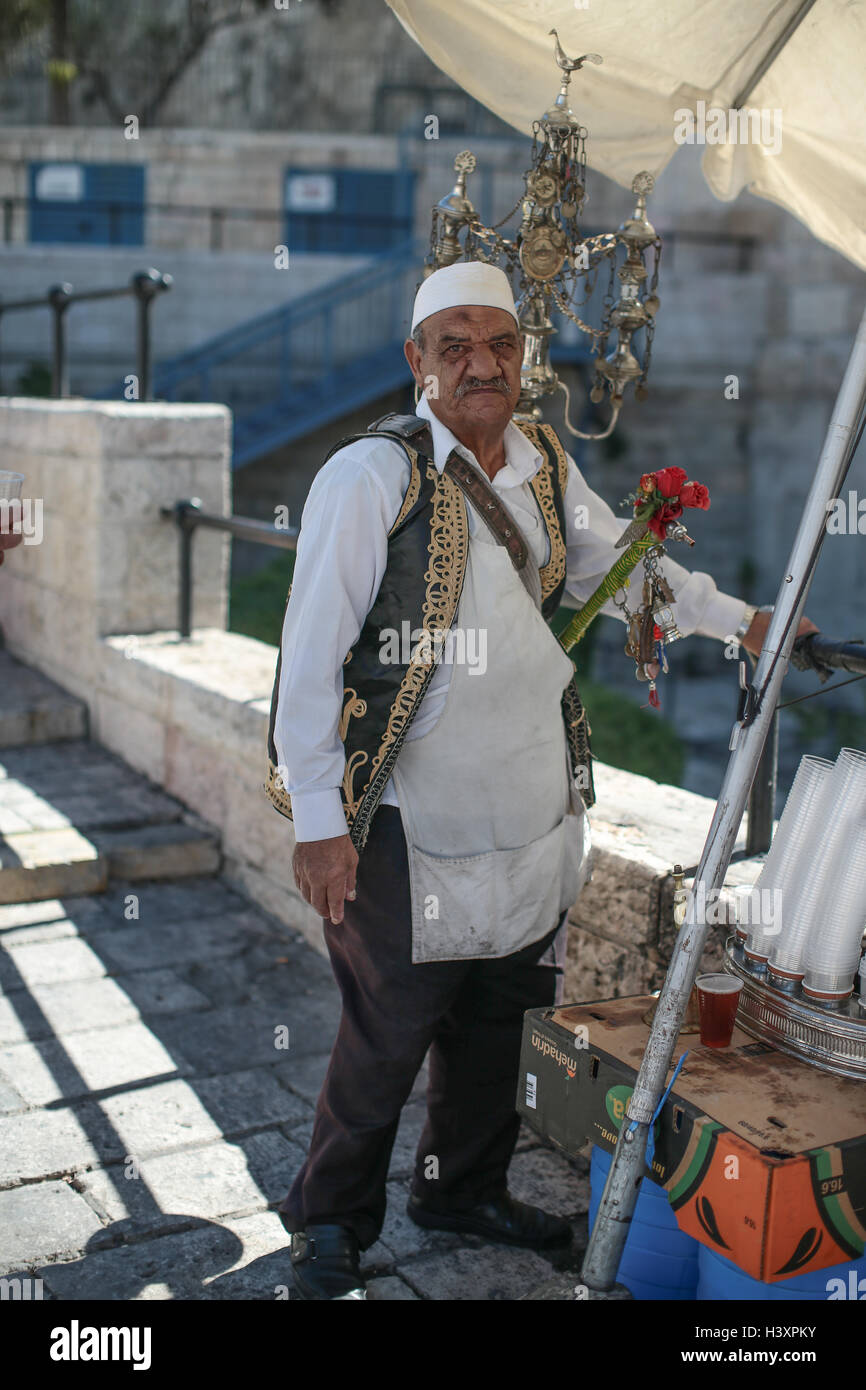 Un venditore di tè vicino alla porta di Damasco e la vecchia città di Gerusalemme. Da una serie di foto ha commissionato dalla ONG britannica, Medico Foto Stock