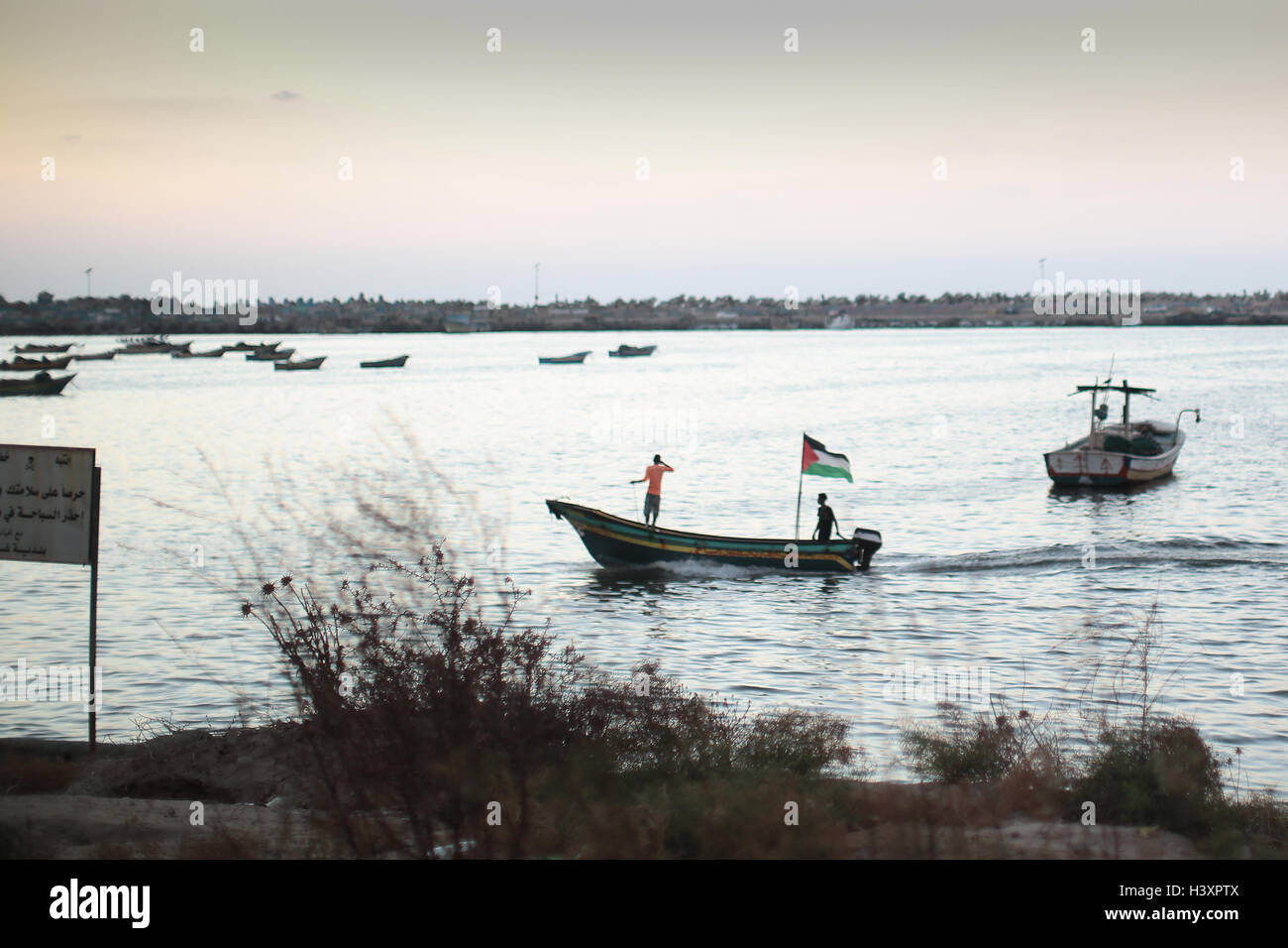 Una barca da pesca a Gaza battenti una bandiera palestinese. Foto Stock