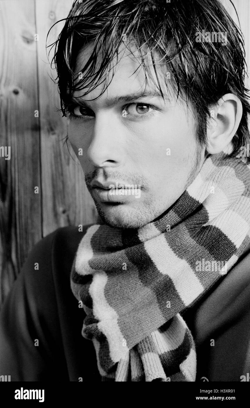 L'uomo, giovani, capelli bagnati, sciarpa, ritratto, b/w Foto Stock