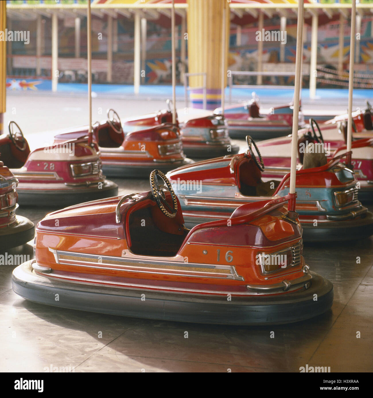 Fiera, Autoscooter, pubblica Festival, evento, fiera, mostra la piastra di guida, business, chiuso Auto-Scooter, dodgem auto, veicoli, altoparlante auto altoparlante, automobili, mettere giù, serie, ordine di arresto, il funzionamento a vuoto, icona, tempo libero, concezione, divertimento e svago Foto Stock