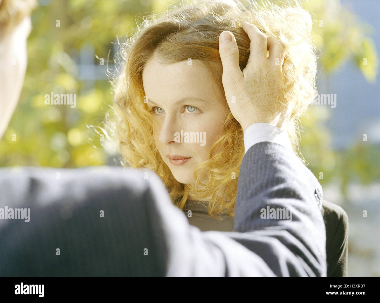 Giovane, contatto visivo, touch, mi scusi, dettaglio, di partenariato, il rispetto, il rispetto dei problemi, problema, conflitto, conversazione, intrattenimento, consolazione, di simpatia e di affetto, assegno, ictus, rimprovero, considerare, insicurezza, moderazione, purtroppo, riconciliazione, u Foto Stock