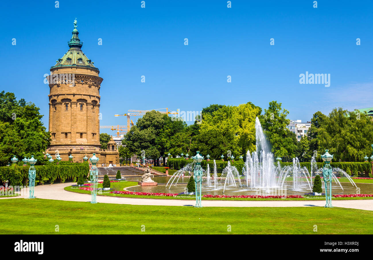 La fontana e la torre di acqua sulla piazza Friedrichsplatz a Mannheim - Germania Foto Stock