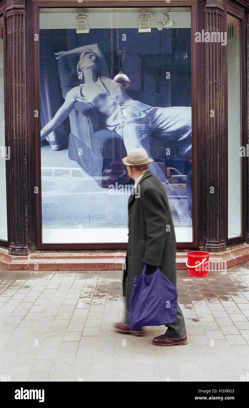 La Russia, Mosca, strada dello shopping, vetrina, poster, passante, vista laterale, nessun modello al momento del rilascio dei capitali, Tverskaya Street, pedonale, senior, vecchio involucro, la cura e la borsa di trasporto, look, foto, pubblicità, mostre, foto, donna, poltrona, dormire al di fuori Foto Stock