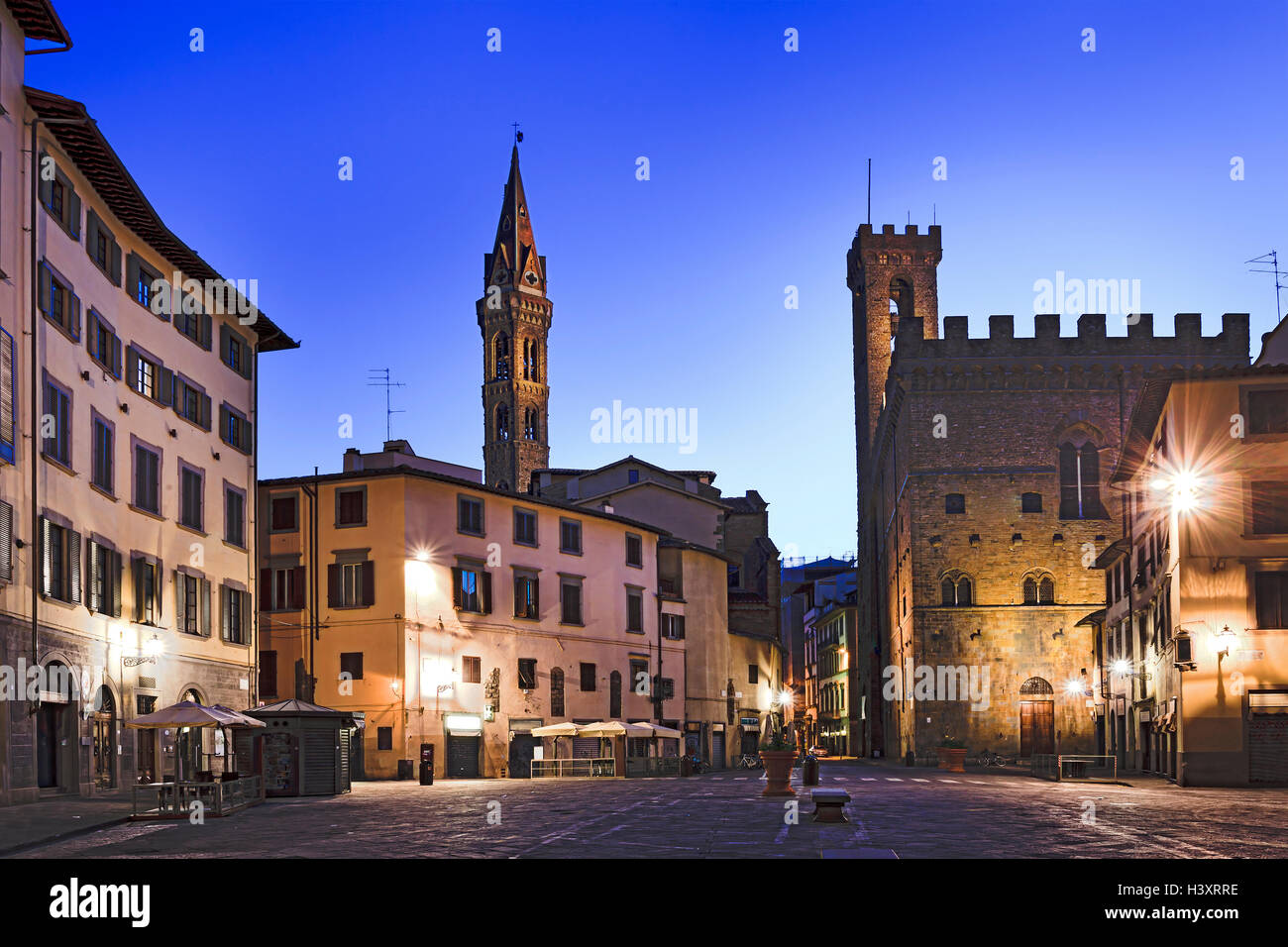 Piazza San Firenze nel mezzo del centro cittadino di Firenze circondato da medievale di edifici storici, palazzi e torri di sunrise. Foto Stock