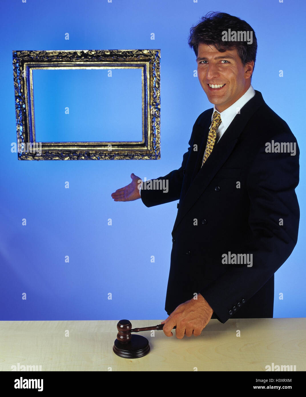 Asta, banditore, picture frame, oro, d'aste, howler, con supplemento, d'aste, uomo giovane, tuta, banditore, comandamento, vendite Foto Stock