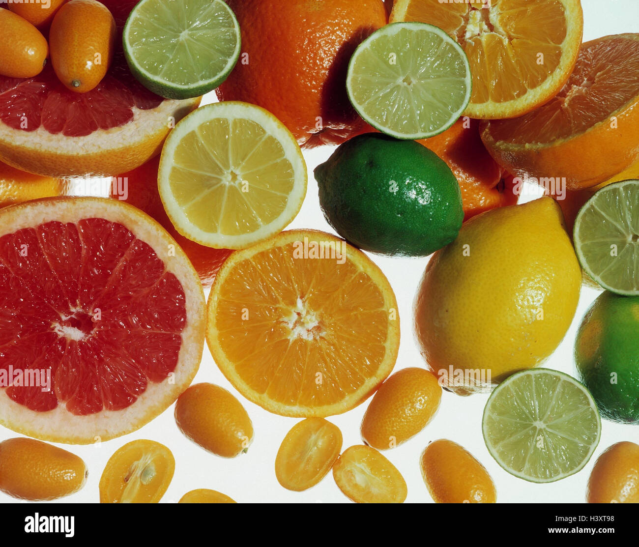 Agrumi, varie forature, agrumi, limone, arancio, calce Calce, Arancio sanguigno, kumquat, nano arancione, ricco di vitamine, frutta, frutta, frutta, la nutrizione sana, metà metà, Foto Stock