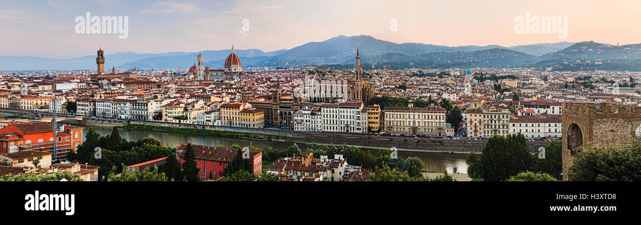 Panorama di Firenze centro città a sunrise contro lontane colline da elevati lookout oltre il fiume Arno a luoghi di interesse storico Foto Stock