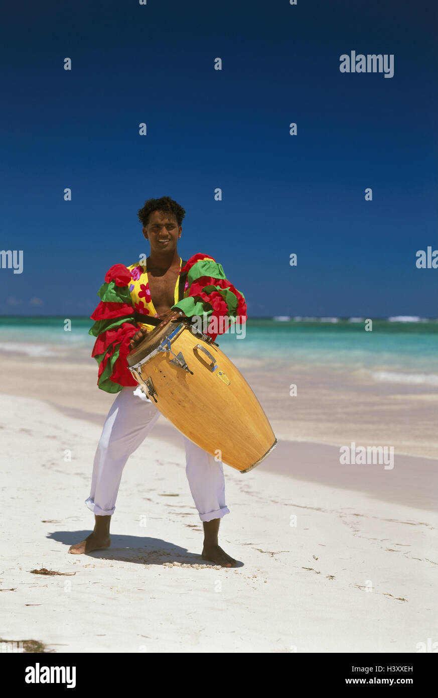 Repubblica Dominicana, Punta Cana Bavaro Beach Resort, spiaggia sabbiosa,  musicista, il rullo compensatore, spiaggia, sabbia, uomo, donna, costume,  tamburo, musica, musicista, musicista, turismo, cantante, strumenti,  strumenti musicali Foto stock - Alamy
