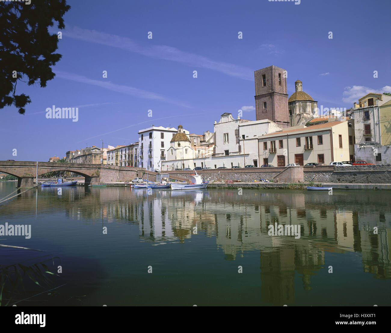 L'Italia, Sardegna, Provincia Nuoro, Bosa, vista locale, sul fiume Temo, stivali isola, mare Mediterraneo, Sardegna, west coast, luogo, città provinciale, River Valley, Fiume Temo, barche da pesca, bridge Foto Stock