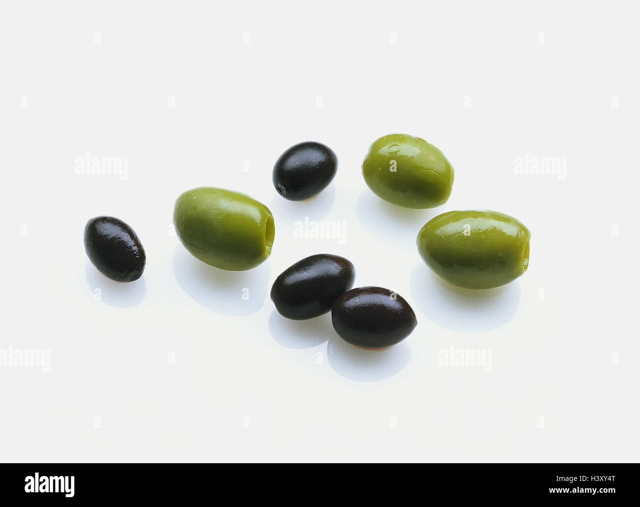 Olive, ritagli, verde, nero, frutta a nocciolo, contorni, ingredienti Foto Stock