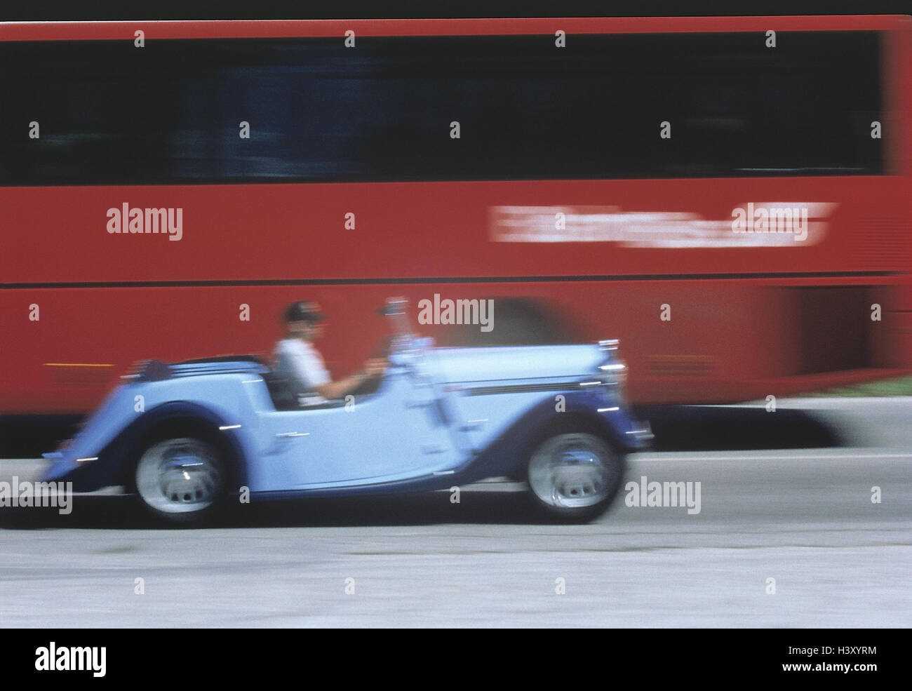 Traffico, country road, pullman, old-timer, estate, traffico traffico bidirezionale, autovetture, auto convertibili, cabriolet, bus, pullman, le sfocature Foto Stock