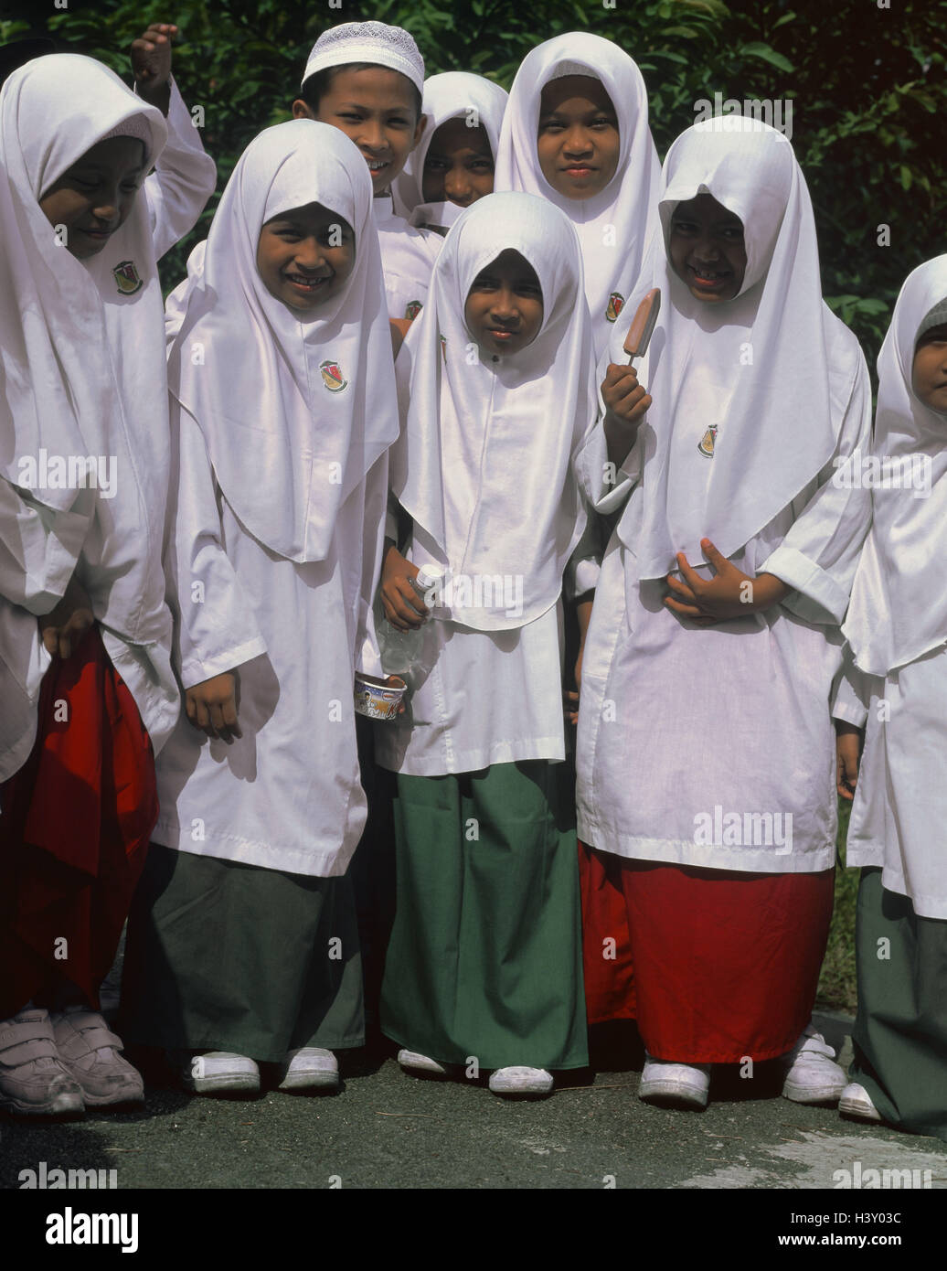 Malaysia, scuola bambini musulmani, foto di gruppo, Asia, uniformi scolastiche, vestiti, tradizione, veli, veli, scolari, le ragazze e i ragazzi, ridere, felice, esterno Foto Stock
