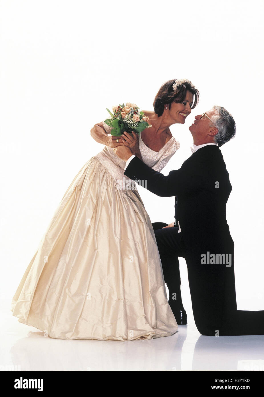 Matrimonio sposa e lo sposo, sposo, inginocchiarsi, mano bouquet, kiss matrimonio cerimonia, coppie in viaggio di nozze, medio vecchia persona prima e sposa abito da sposa, bouquet nuziale, sposo, code, occhiali, inginocchiato, inginocchiati, Kiss, dichiarazione di amore, ammirazione, Foto Stock