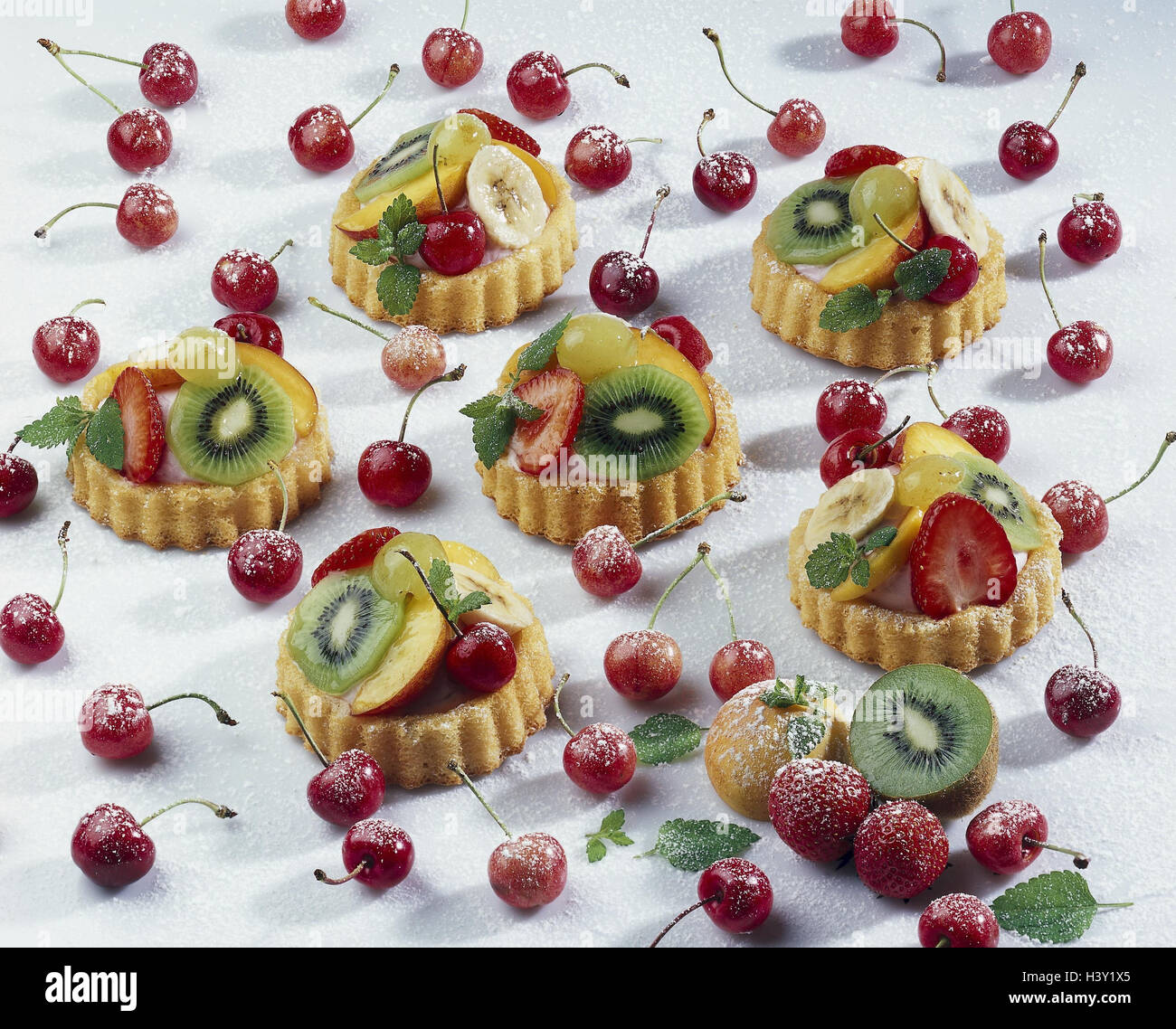 Tortine di frutta, ciliegie, still life, tortine, spugna pasticcini, frutta pasticcini, frutta, frutta, dolcemente, dolce, dolcezza, calorie, ricco di calorie, zucchero a velo Foto Stock