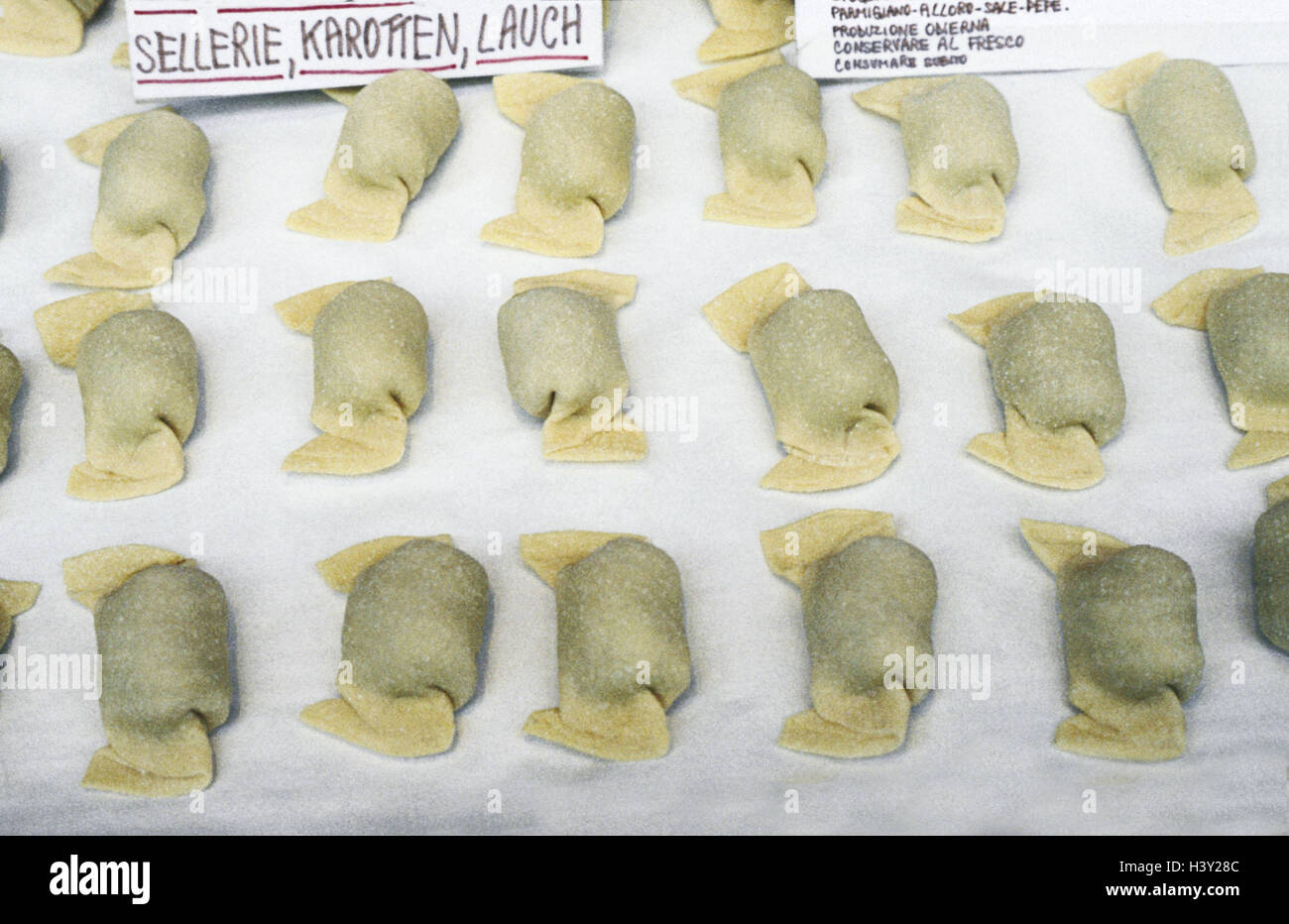 I pacchi di pasta e ripieno di verdure, still life, cibo, mangiare, elettrodomestico, cucinare cibo, preparare, preparazione, carboidrati, Paste ripiene, sedano, patata, porri Foto Stock