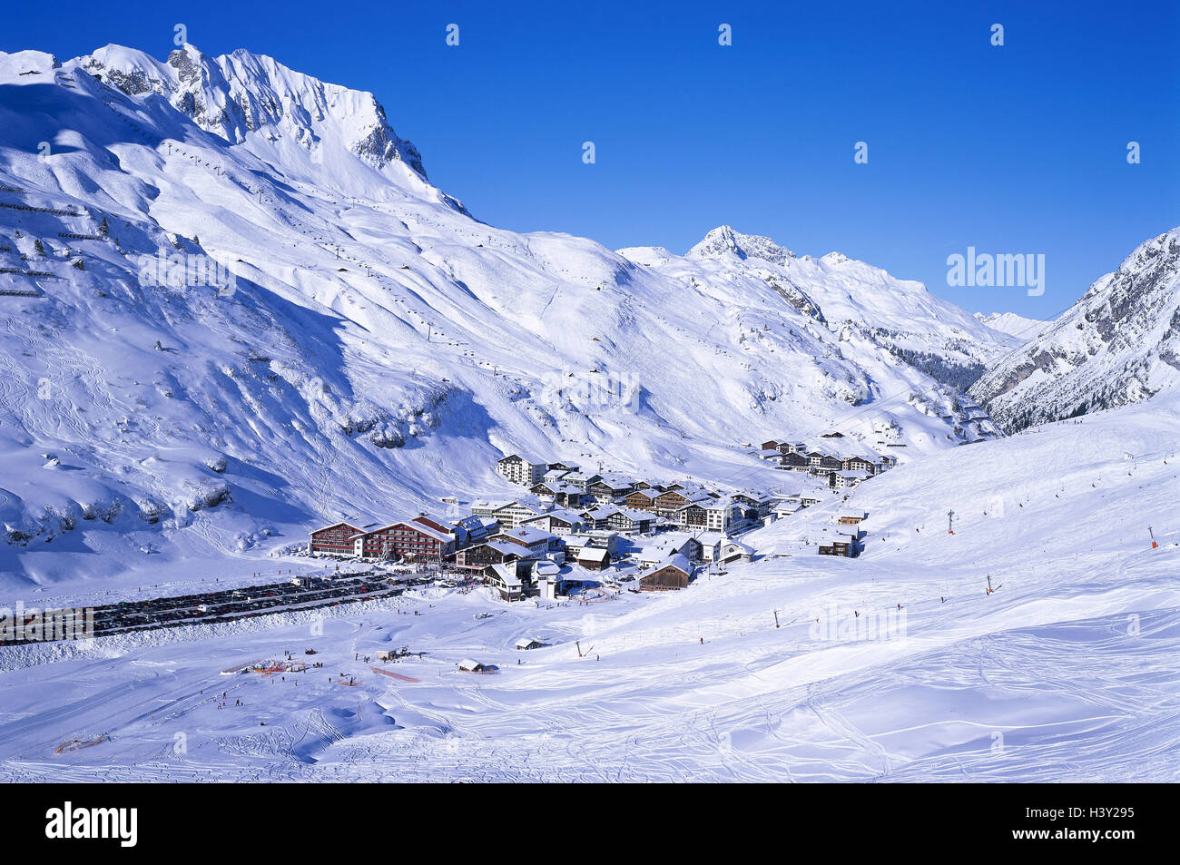 Austria Vorarlberg, Zürs nella montagna Arl, vista locale, inverno, paesaggio invernale, area sciistica, zona sciistica, sport invernali, sci nobile posto, paesaggio di montagna Foto Stock