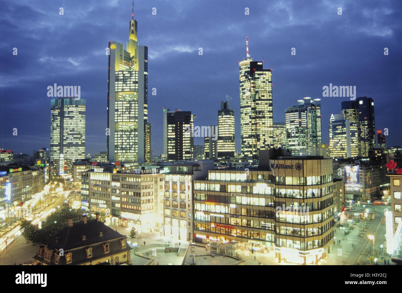 Assia, Francoforte, il principale, vista città, skyline, notte, Europa FFM, città alta sorge, locali commerciali, banca alta sorge, sera, illuminazione, illuminateds, quarta banca, metropoli finanziaria, architettura, street imperatori e re, Goethes Foto Stock