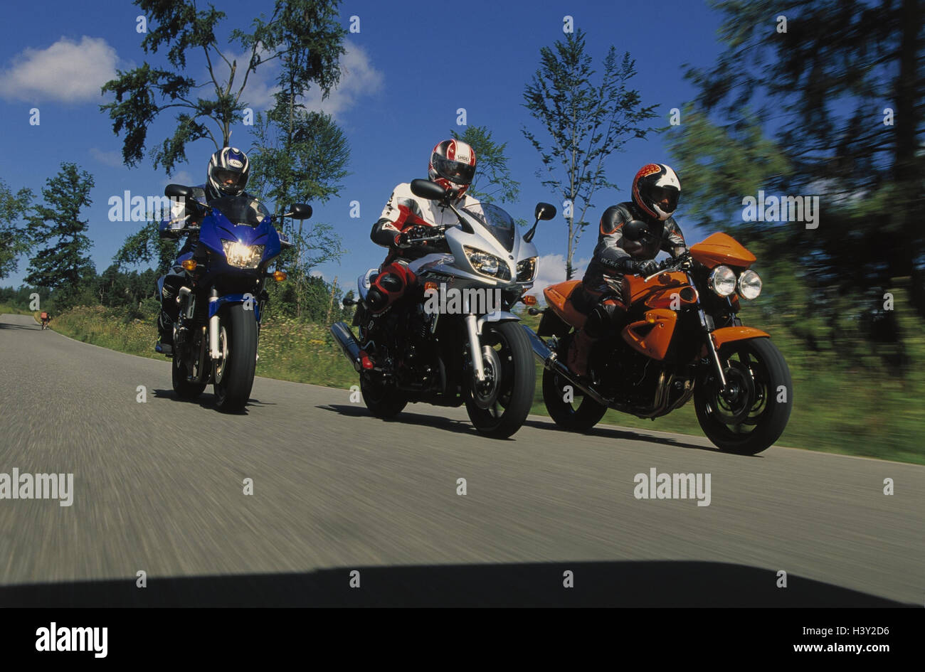 Country road, gruppo, Motociclista!!! Solo editorialmente!!! Street,  traffico, moto, auto, moto, tre uomini, tute di protezione, caschi moto,  caschi, tempo libero, hobby, Yama Fazer, triumph speed triple, Honda Hornet  Foto stock -