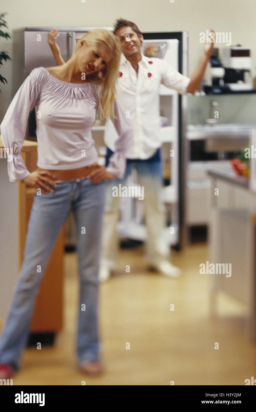 Cucina, giovane, lotta, gesto, sfocatura, all'interno, a casa, giovani, umore, negativamente, rabbiosamente, conflitto, sostengono, differenza di opinione, situazione di conflitto, espressione, fastidio, infastidisce, infastidire Foto Stock