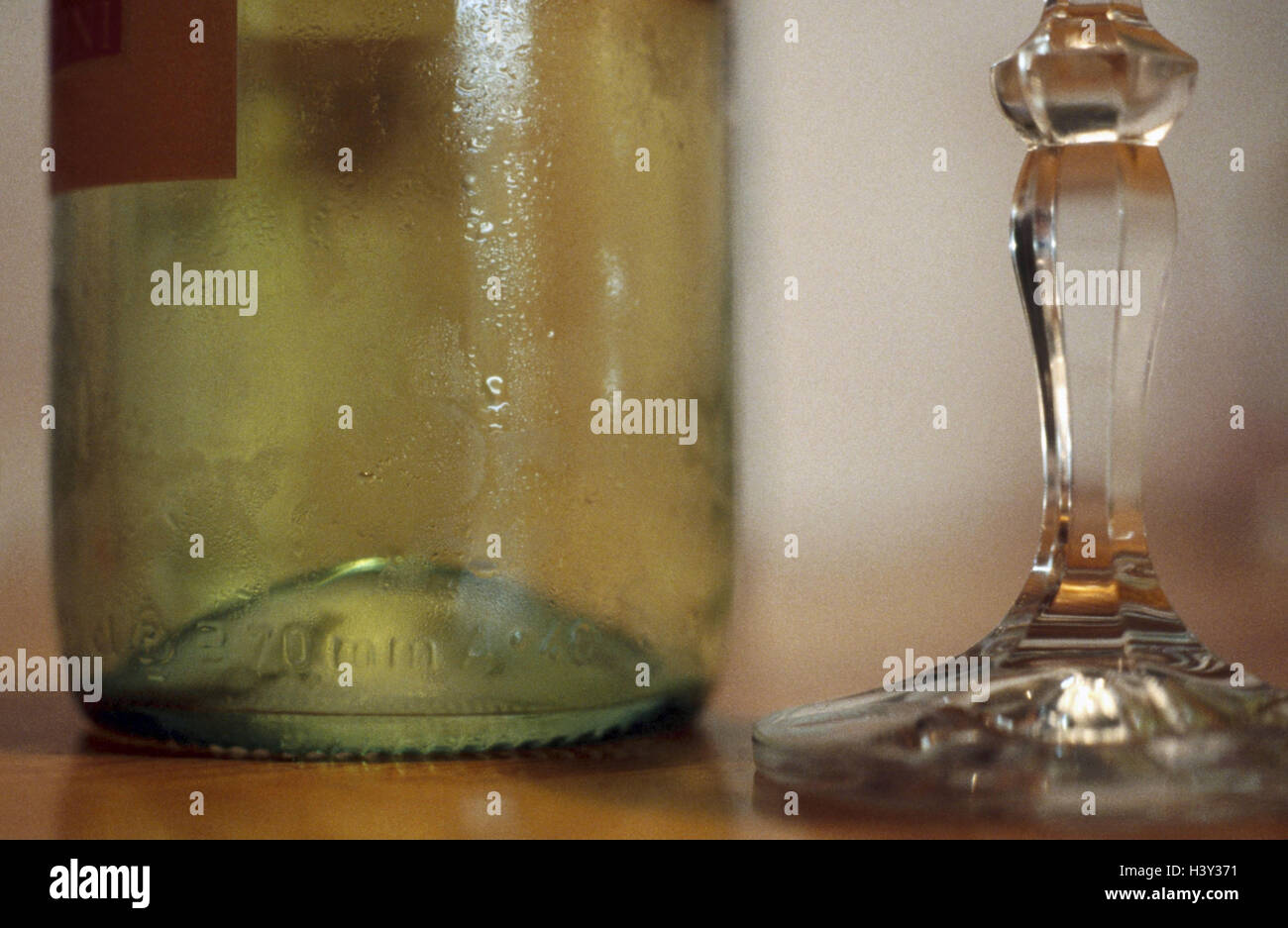 Bottiglia di vino, wineglass, vicino, ancora in vita, la fotografia del prodotto, bottiglia, vetro, vino bianco, vino, alcol e bevande alcoliche, Foto Stock
