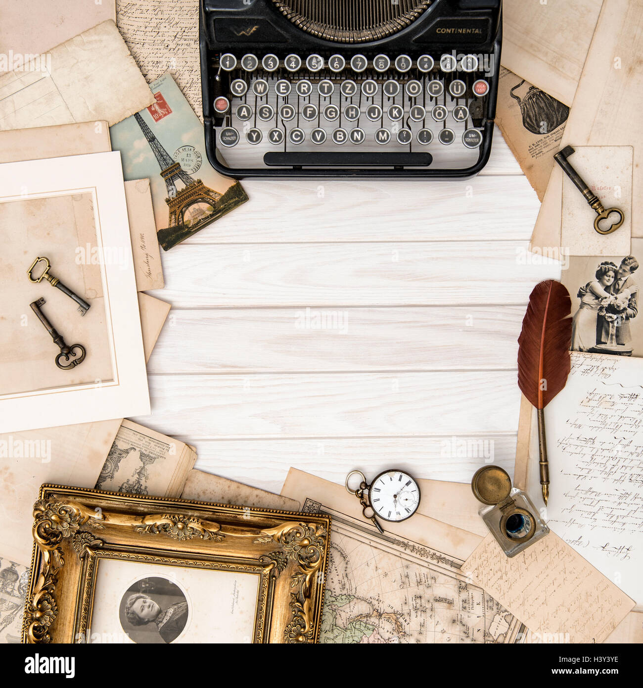 Macchina da scrivere di antiquariato e vintage accessori per ufficio su un  tavolo di legno. Appartamento lay still life Foto stock - Alamy