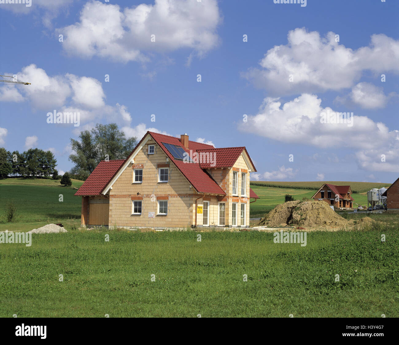 In Germania, in Baviera, Wertingen, la costruzione di una casa, case residenziali, conchiglie, Svevi, Costruzione, costruzione di beni immobili residenziali propri, home, real estate, abitazioni unifamiliari, case, uomini al lavoro, nuovi edifici, la nuova area di costruzione, ambiente silenzioso Foto Stock