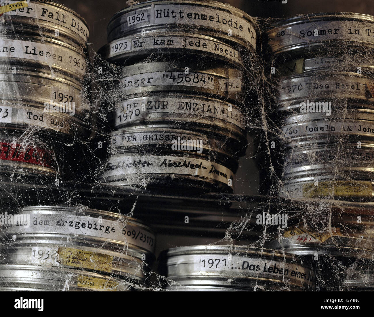 La laminazione di pellicola, vecchio, ottiene polveroso archivio, pellicole, libreria di film, magazzinaggio, logistica e supporto, ripiani, conservazione media, il magazzino di scorte da detenere, camp verso il basso, conservazione, polvere, polverosi, polvere, sporco e vecchio, il cinema, il mondo di sogno, fotografia del prodotto, still life Foto Stock