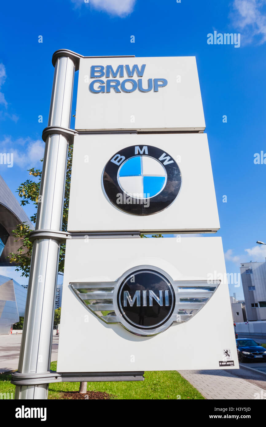 In Germania, in Baviera, Monaco di Baviera, BMW World, BMW Group Sign Foto Stock